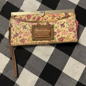 UNIONBAY Floral Wristlet Clutch in Pink and Cream